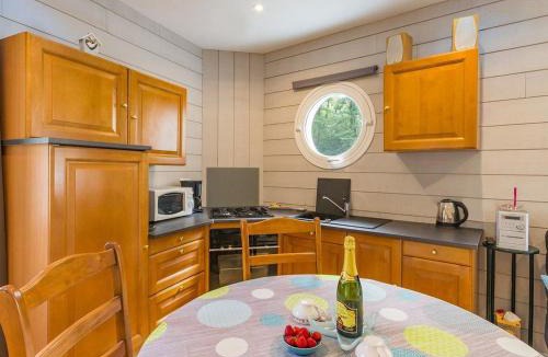 Plesse House | Évasion Marine : Studio avec Jardin Privé, Terrasse et Accès Direct au Canal de Nantes à Brest - FR-1-306-835