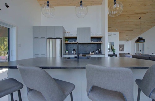 Saint-Joseph-de-la-Rive Ski Chalet | Ô Vitré Spa | Relax with St-Lawrence Views