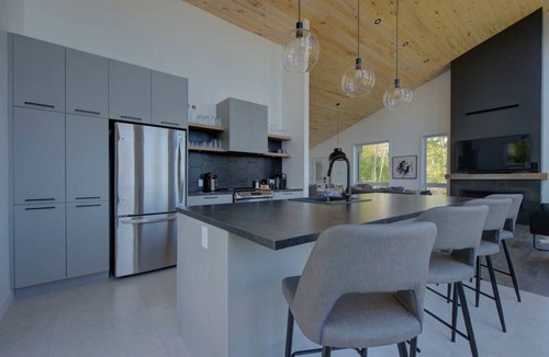 Saint-Joseph-de-la-Rive Ski Chalet | Ô Vitré Spa | Relax with St-Lawrence Views