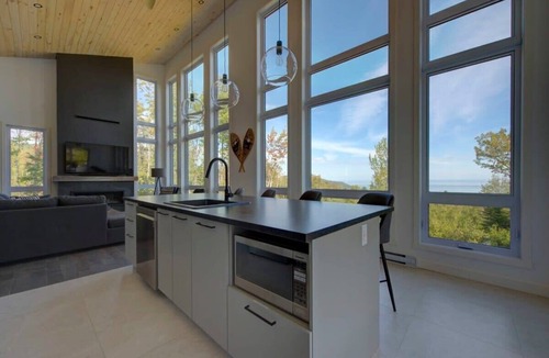 Saint-Joseph-de-la-Rive Ski Chalet | Ô Vitré Spa | Relax with St-Lawrence Views