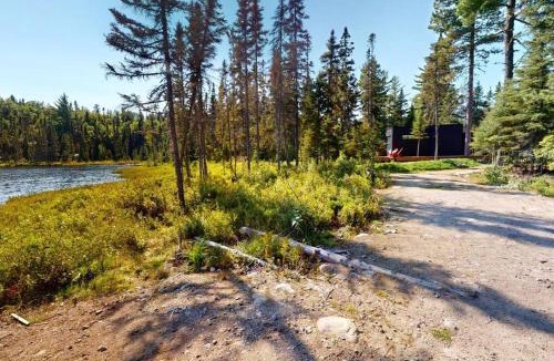 Saint-Simeon Ski Chalet | Öbois Charlevoix - ÖBox lake view