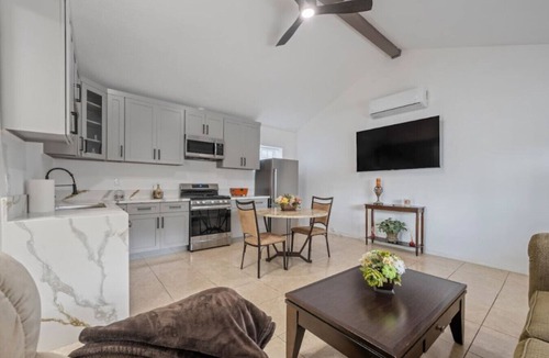 Winnetka House | ৎ୭Bright & Gorgeous Canoga Park Guesthouseৎ୭