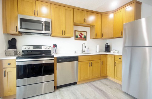 South Tacoma Apartment | ᗌᗌᗌ Fresh & new 1br. Jukebox, king bed, A/C