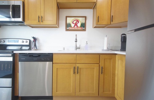 South Tacoma Apartment | ᗌᗌᗌ Fresh & new 1br. Jukebox, king bed, A/C