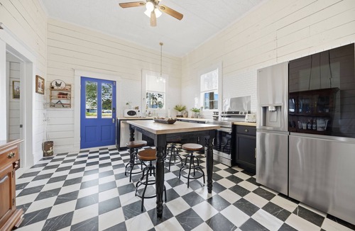 Brenham House | 0.3 miles to downtown Brenham 0.1 miles to Brazos Valley Brewery built in 1918