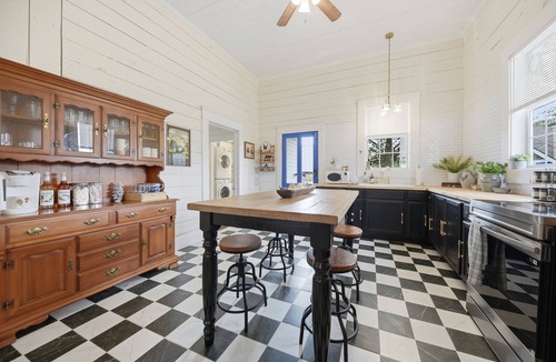 Brenham House | 0.3 miles to downtown Brenham 0.1 miles to Brazos Valley Brewery built in 1918