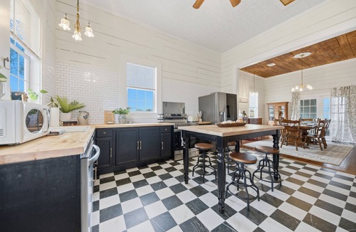 Brenham House | 0.3 miles to downtown Brenham 0.1 miles to Brazos Valley Brewery built in 1918
