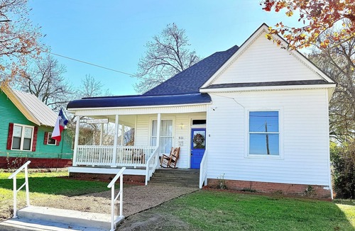 Brenham House | 0.3 miles to downtown Brenham 0.1 miles to Brazos Valley Brewery built in 1918