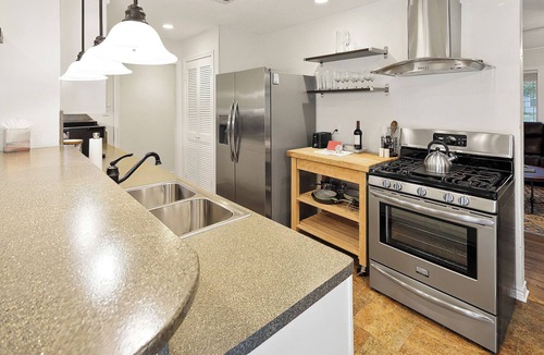 Southeast College Park House | 0.9 Mi to Kyle Field | Large Yard | Pets | Bikes