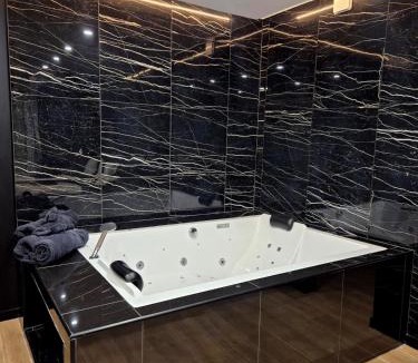 Pyramides Apartment | 007 Loveroom Secrète Balnéo privée Cinéma 4K
