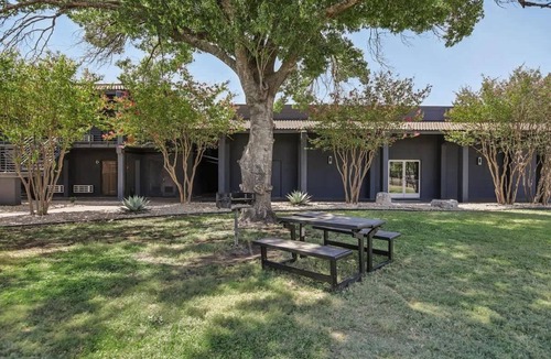 St. Johns Apartment | [01] ATX Studio: 1 King, Dog Park, Laundry Access