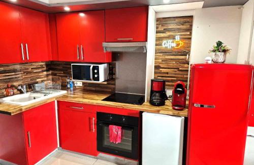 Razac-sur-l'Isle Apartment | 02 - Très joli 2 pièces avec 3 lits pouvant accueillir jusqu'à 5 personnes, situé au rdc avec entrée indépendante, une place de parking réservée devant l'entrée et terrasse sur l'arrière donnant sur parc arboré, tout le linge de maison est fourni
