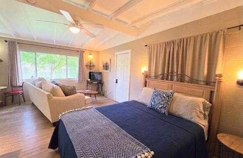 Mid America House | #02 - Unique Lakeside Studio Cottage- Pet Friendly