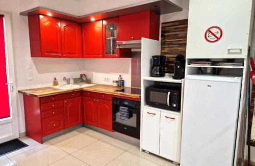 Razac-sur-l'Isle Apartment | 03 - Joli studio traversant situé au rdc avec 2 lits, tout équipé pour 1, 2 ou 3 personnes maximum, entrée indépendante donnant sur parking dont une place est réservée devant la porte, grand fourgon possible et jolie terrasse à l'arrière comme une maison