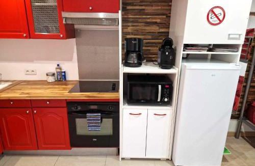 Razac-sur-l'Isle Apartment | 03 - Joli studio traversant situé au rdc avec 2 lits, tout équipé pour 1, 2 ou 3 personnes maximum, entrée indépendante donnant sur parking dont une place est réservée devant la porte, grand fourgon possible et jolie terrasse à l'arrière comme une maison
