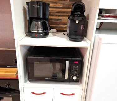 Razac-sur-l'Isle Apartment | 03 - Joli studio traversant situé au rdc avec 2 lits, tout équipé pour 1, 2 ou 3 personnes maximum, entrée indépendante donnant sur parking dont une place est réservée devant la porte, grand fourgon possible et jolie terrasse à l'arrière comme une maison