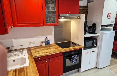 Razac-sur-l'Isle Apartment | 03 - Joli studio traversant situé au rdc avec 2 lits, tout équipé pour 1, 2 ou 3 personnes maximum, entrée indépendante donnant sur parking dont une place est réservée devant la porte, grand fourgon possible et jolie terrasse à l'arrière comme une maison