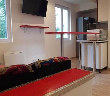 Razac-sur-l'Isle Apartment | 05 - Très joli 3 pièces neuf 2 chambres, 3 lits, logement tout équipé pour 1 à 4 personnes maximum, vue sur jardin avec parking privatif, grand fourgon possible, tout le linge de maison est fourni