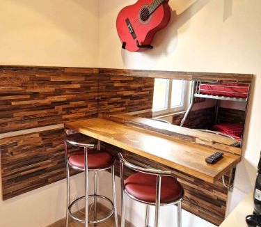 Razac-sur-l'Isle Apartment | 06 - Très joli 2 pièces neuf climatisé et tout équipé pour 1 à 4 personnes avec 3 lits, vue sur jardin, parking privatif gratuit, grand fourgon possible, tout le linge de maison est fourni