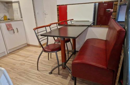 Razac-sur-l'Isle Apartment | 06 - Très joli 2 pièces neuf climatisé et tout équipé pour 1 à 4 personnes avec 3 lits, vue sur jardin, parking privatif gratuit, grand fourgon possible, tout le linge de maison est fourni