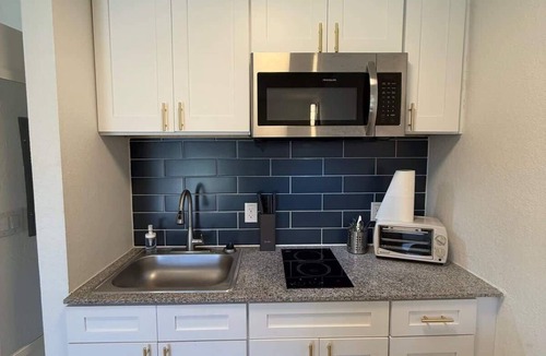 St. Johns Apartment | [07] ATX Studio: 1 Queen, Access to Gym & Laundry