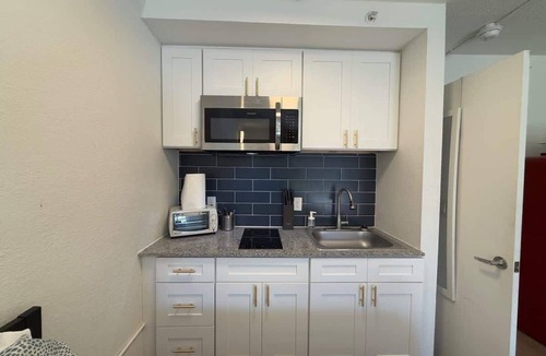 St. Johns Apartment | [09] ATX Studio: 3 Twins, Access to Gym & Laundry