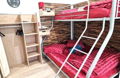 Razac-sur-l'Isle Apartment | 09 - Joli studio avec clim, 2 lits, un lit double et un lit simple, logement tout équipé pour 1, 2 ou 3 personnes maximum, vue sur parc arboré, parking privatif gratuit, grand fourgon possible, tout le linge de maison est fourni