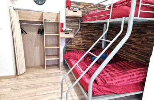 Razac-sur-l'Isle Apartment | 09 - Joli studio avec clim, 2 lits, un lit double et un lit simple, logement tout équipé pour 1, 2 ou 3 personnes maximum, vue sur parc arboré, parking privatif gratuit, grand fourgon possible, tout le linge de maison est fourni