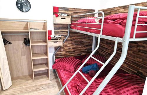 Razac-sur-l'Isle Apartment | 09 - Joli studio avec clim, 2 lits, un lit double et un lit simple, logement tout équipé pour 1, 2 ou 3 personnes maximum, vue sur parc arboré, parking privatif gratuit, grand fourgon possible, tout le linge de maison est fourni