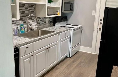 San Jacinto Apartment | 1 1/2 blocks to beach right near Pleasure Pier. Close to cruise terminal too!