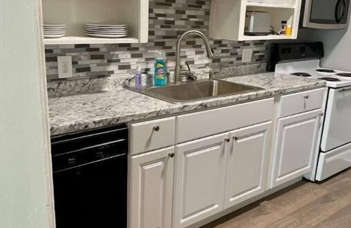 San Jacinto Apartment | 1 1/2 blocks to beach right near Pleasure Pier. Close to cruise terminal too!