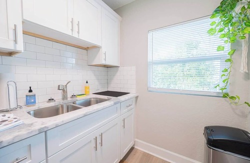 Dixieland Apartment | 1/1 Downtown Lakeland Pet Friendly Home