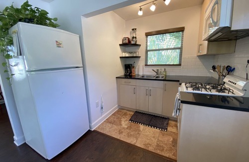 West Palm Beach Apartment | 1/1 steps from downtown w/bikes. clean & comfortable