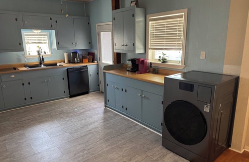 Portland Cottage | 1-2 bedroom cottage in quiet Portland TX with central AC, optional fitness room.