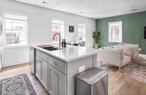 Old Town Alexandria Apartment | ★1/2 Block to King Street, King Bed ~ Free Parking★