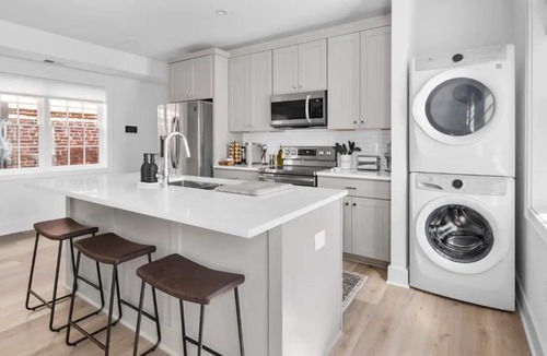 Old Town Alexandria Apartment | ★1/2 Block to King Street, King Bed ~ Free Parking★