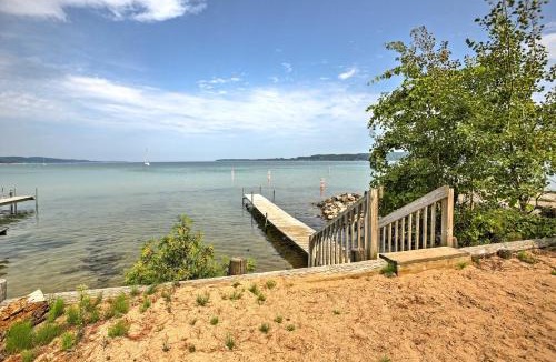 Suttons Bay House | 1/2 Mi to Dtwn Suttons Bay! Lakefront Cottage