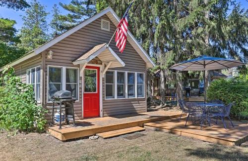 Suttons Bay House | 1/2 Mi to Dtwn Suttons Bay! Lakefront Cottage