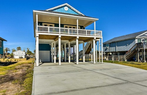 Jamaica Beach House | 1/2 Mi to Jamaica Beach: Family Gem w/Pool Access