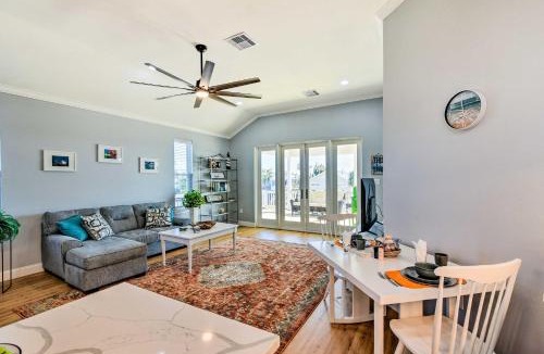 Jamaica Beach House | 1/2 Mi to Jamaica Beach: Family Gem w/Pool Access