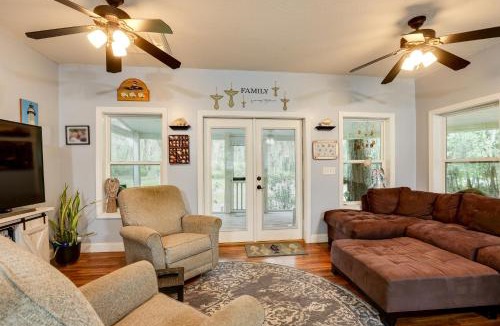 Valona House | 1/2 Mi to Sapelo River: Family Home w/Large Yard