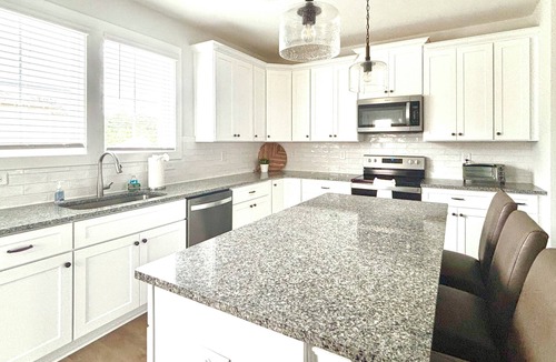 Auburn House | 1.6 MILES FROM JORDAN-HARE!