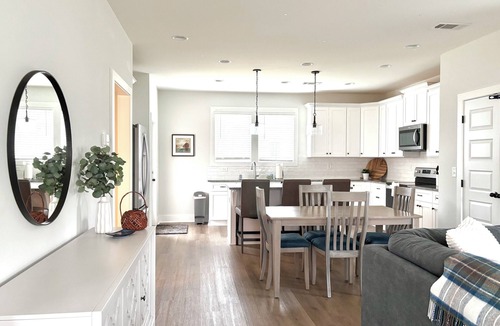 Auburn House | 1.6 MILES FROM JORDAN-HARE!