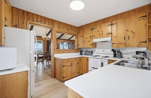 Beaverton House | 1-acre private waterfront cottage on Lake Simcoe featuring 150' of sandy beach