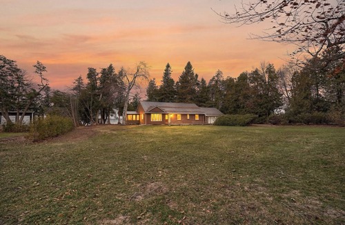 Beaverton House | 1-acre private waterfront cottage on Lake Simcoe featuring 150' of sandy beach