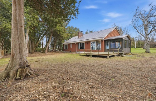 Beaverton House | 1-acre private waterfront cottage on Lake Simcoe featuring 150' of sandy beach