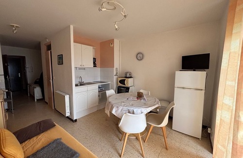 Balaruc-les-Bains Apartment | 1* Apartment in Balaruc, pets allowed