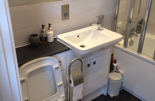 Shadwell Apartment | 1 BD Split Level Old Pub Conversion Tower Bridge