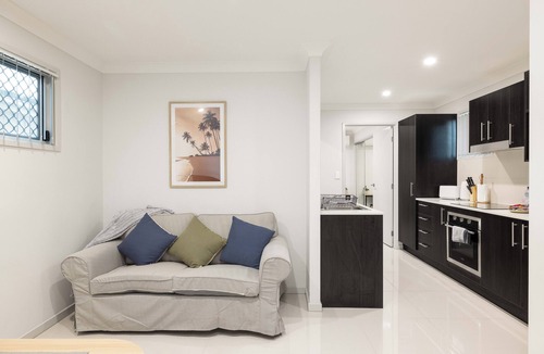 Rocklea Apartment | 1 Bdr Apt w/AC & Kitchen | Parking | 335AF1