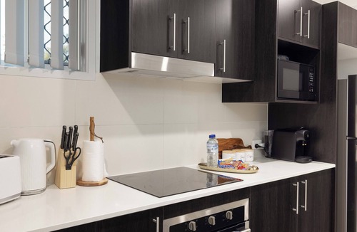 Rocklea Apartment | 1 Bdr Apt w/AC & Kitchen | Parking | 335AF1